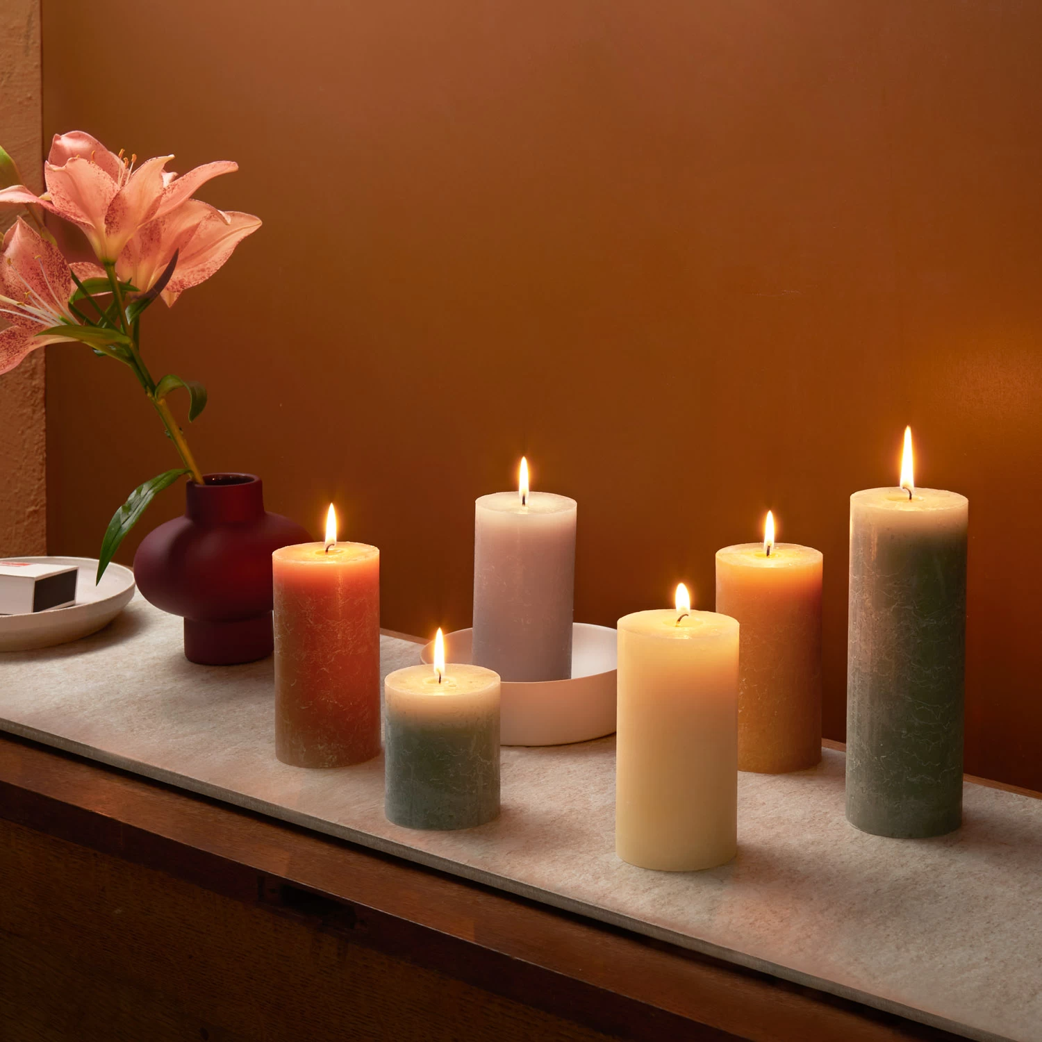 Bolsius Rustiek Stompkaars Spicy Bruin 130x68 Mm 2 Bolsius Rustiek Stompkaars Spicy Bruin 130x68 Mm - Afbeelding 2